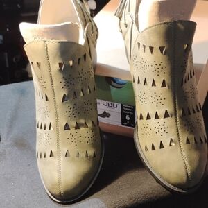 JBU Women's Green Cut-Out Ankle Booties